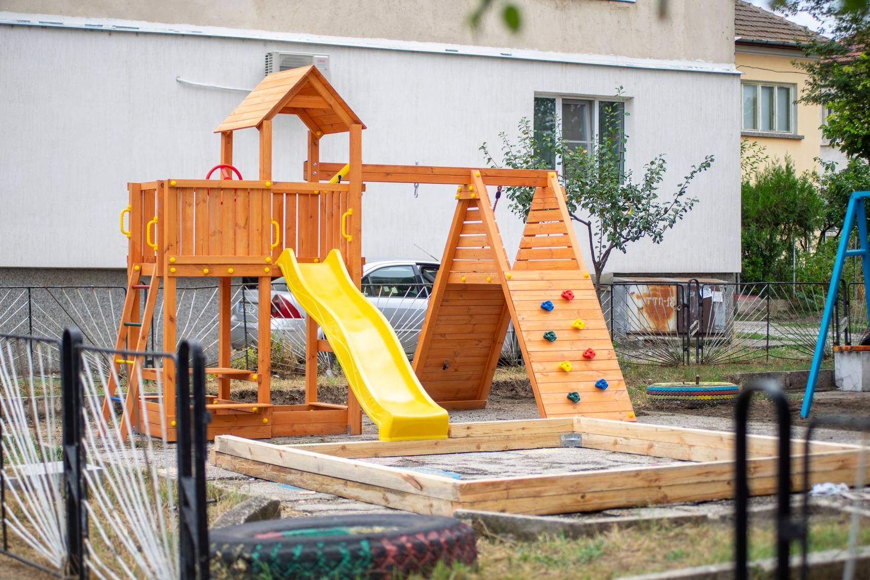 Детска площадка в Мездра